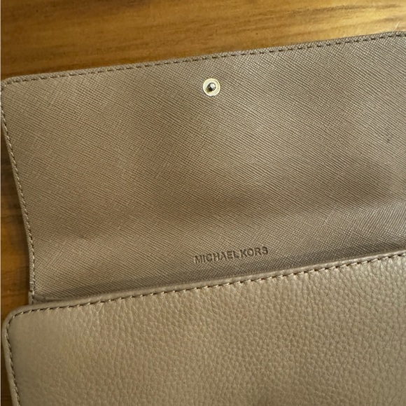 Michael Kors Fulton Tan & Gold Leather Wallet - Picture 9 of 13